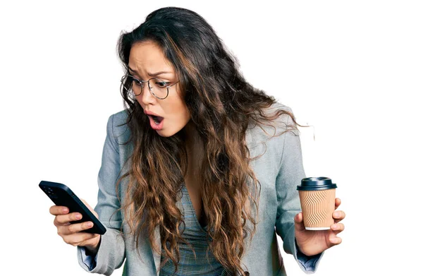 Young Hispanic Girl Using Smartphone Drinking Cup Coffee Afraid Shocked — Stock Photo, Image