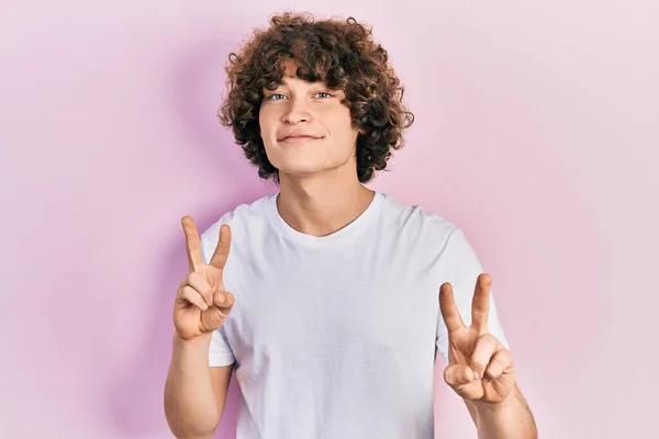 Bonito Jovem Vestindo Casual Camiseta Branca Sorrindo Olhando Para Câmera — Fotografia de Stock