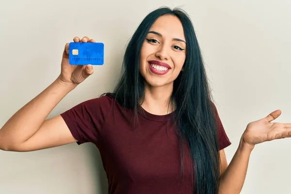 Young Hispanic Girl Holding Credit Card Celebrating Achievement Happy Smile — 스톡 사진