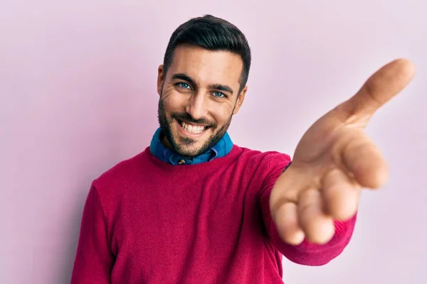 Jovem Hispânico Vestindo Roupas Casuais Sorrindo Alegre Oferecendo Palma Mão — Fotografia de Stock