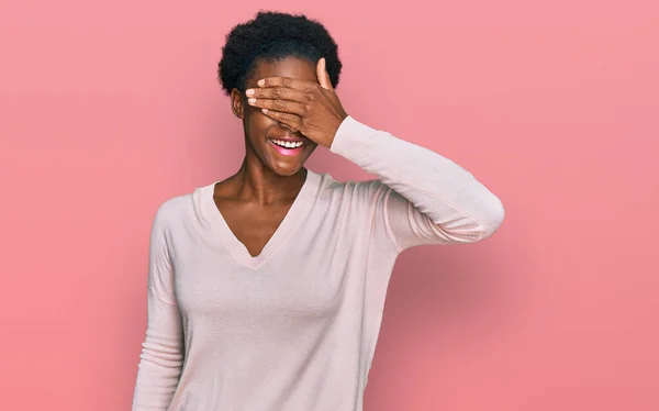 Ung Afrikansk Amerikansk Pige Iført Afslappet Tøj Smilende Griner Med - Stock-foto