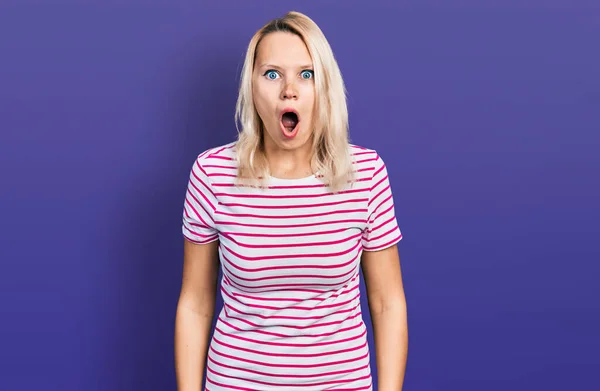 Young Caucasian Woman Wearing Casual Clothes Afraid Shocked Surprise Amazed — Stock Photo, Image