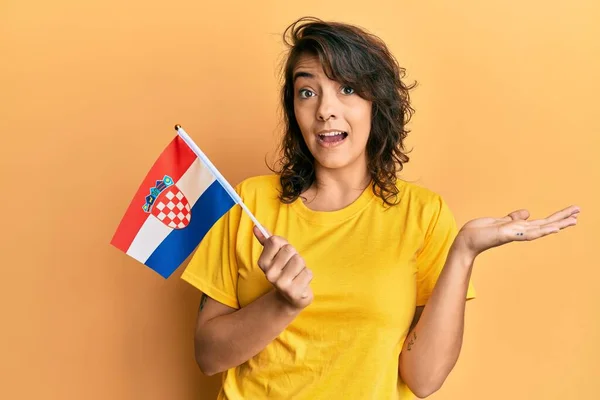 Jonge Spaanse Vrouw Houdt Kroatische Vlag Vieren Prestatie Met Vrolijke — Stockfoto