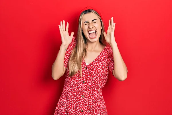 Schöne Hispanische Frau Sommerkleid Feiert Verrückt Und Verrückt Nach Erfolg — Stockfoto