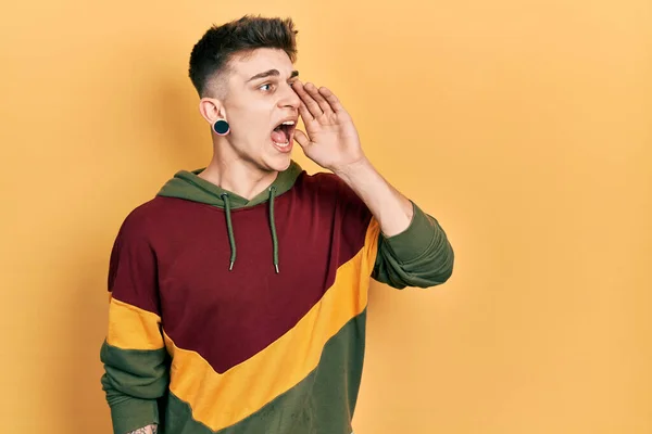 Joven Chico Caucásico Con Dilatación Orejas Usando Sudadera Casual Gritando — Foto de Stock