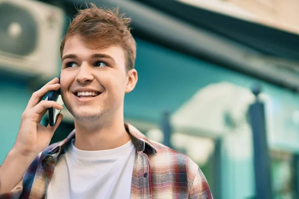 Mladý Běloch Šťastně Usmívá Když Mluví Chytrého Telefonu Městě — Stock fotografie