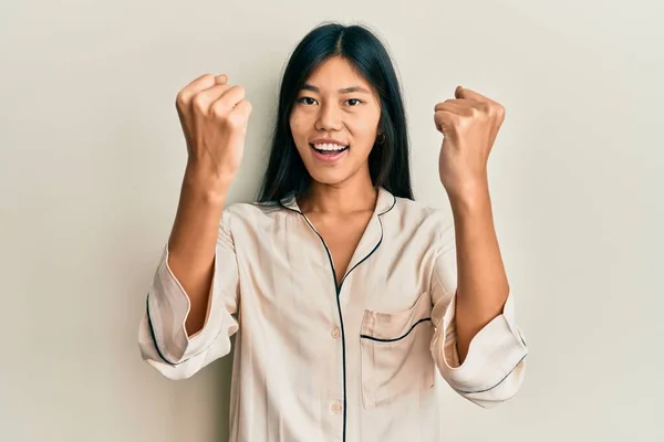 Jonge Chinese Vrouw Draagt Pyjama Schreeuwend Trots Viert Overwinning Succes — Stockfoto