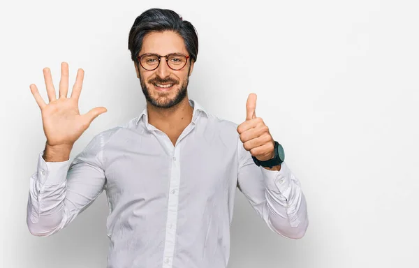 Joven Hombre Hispano Con Camisa Negocios Gafas Mostrando Apuntando Hacia — Foto de Stock