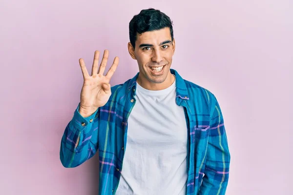 Schöner Hispanischer Mann Lässiger Kleidung Der Mit Finger Nummer Vier — Stockfoto