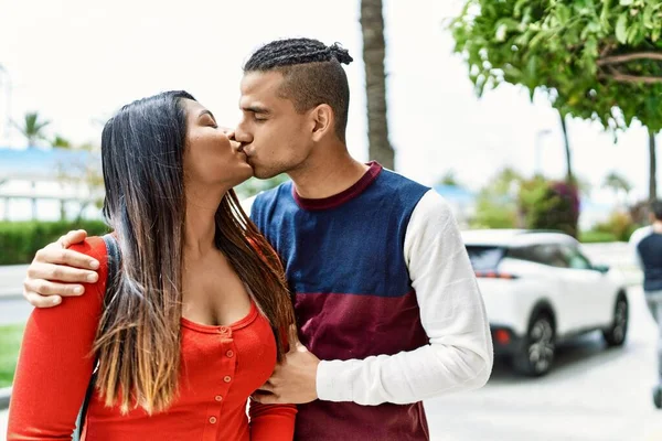 Jovem Casal Latino Beijando Abraçando Andando Rua Cidade — Fotografia de Stock