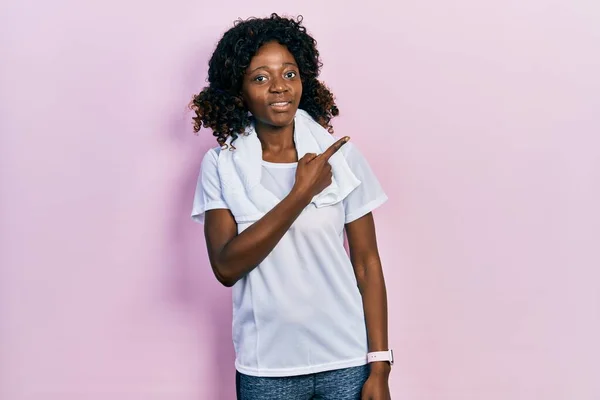 Jeune Femme Afro Américaine Portant Des Vêtements Sport Une Serviette — Photo