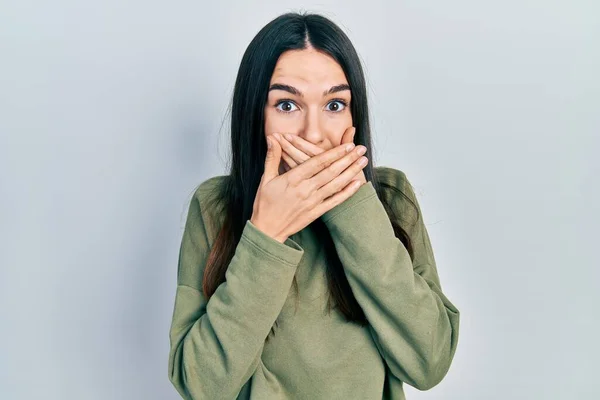 Giovane Donna Bruna Che Indossa Maglione Verde Casuale Scioccato Bocca — Foto Stock