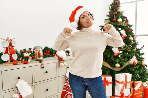 Donna Ispanica Mezza Età Piedi Vicino All Albero Natale Guardando — Foto Stock