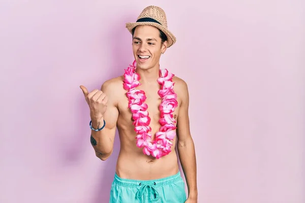 Joven Hispano Con Traje Baño Sombrero Verano Apuntando Con Pulgar — Foto de Stock