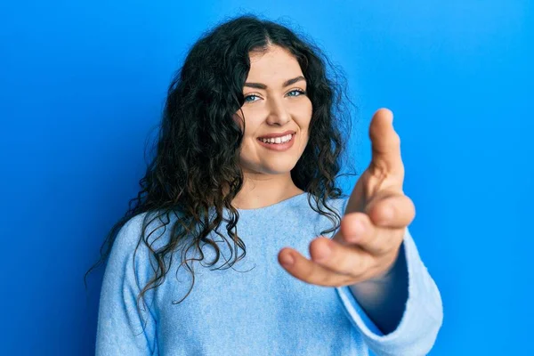 Ung Brunett Kvinna Med Lockigt Hår Bär Casual Kläder Ler — Stockfoto