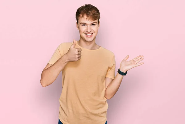 Jonge Blanke Man Draagt Casual Kleding Met Palmhand Doet Gebaar — Stockfoto