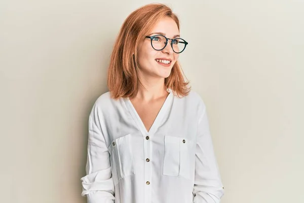 Mulher Branca Jovem Vestindo Roupas Casuais Óculos Olhando Para Lado — Fotografia de Stock