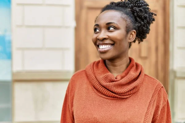 Mladý Africký Americký Dívka Usměvavý Šťastný Stojící Městě — Stock fotografie