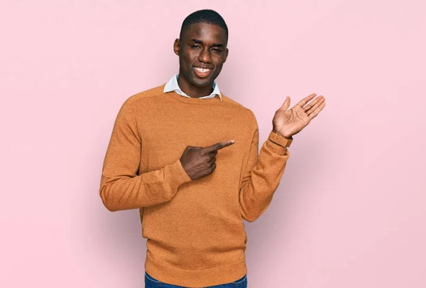年轻的非洲裔美国人穿着休闲装 一边手牵着手 一边指指点点 一边对着摄像机笑着 这让人很惊讶 — 图库照片