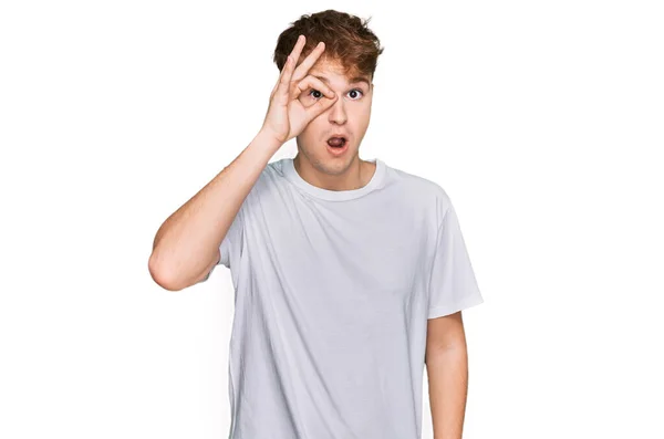 Joven Hombre Caucásico Vistiendo Camiseta Blanca Casual Haciendo Buen Gesto —  Fotos de Stock