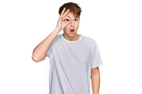 Junger Kaukasischer Mann Lässigem Weißem Shirt Der Mit Überraschtem Gesicht — Stockfoto