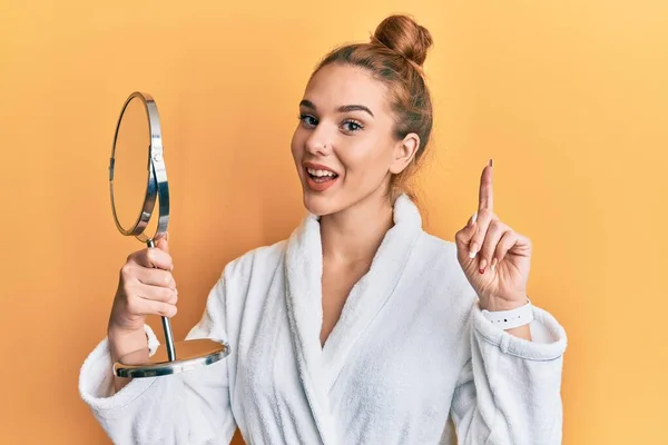 Giovane Donna Bionda Vestita Con Accappatoio Che Sorride Con Idea — Foto Stock