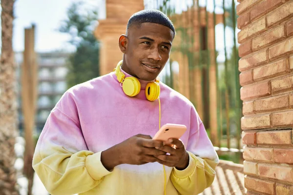 Jeune Homme Afro Américain Souriant Heureux Utilisant Smartphone Ville — Photo