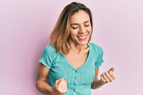 Giovane Donna Bionda Caucasica Indossa Casual Shirt Blu Che Celebra — Foto Stock