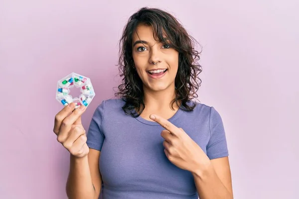 Giovane Donna Ispanica Tenuta Pillola Organizzatore Sorridente Felice Indicando Con — Foto Stock