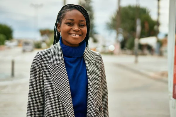Jeune Femme Affaires Afro Américaine Souriante Heureuse Debout Ville — Photo
