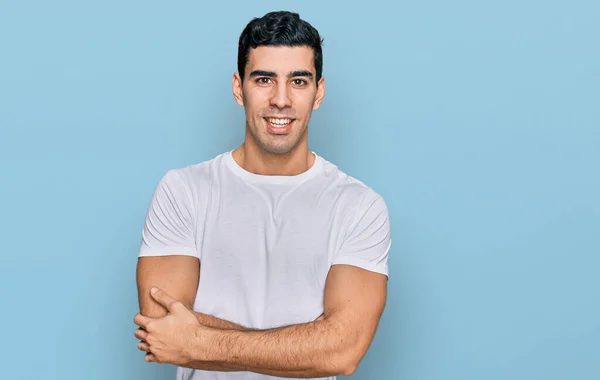 Schöner Hispanischer Mann Lässigem Weißem Shirt Mit Glücklichem Gesicht Und — Stockfoto