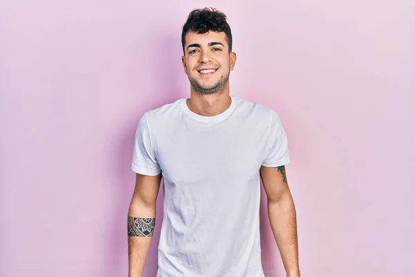 Joven Hombre Hispano Vistiendo Una Camiseta Blanca Casual Con Una — Foto de Stock
