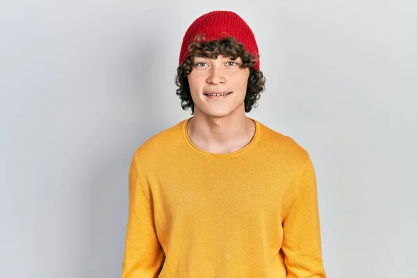 Красивый Молодой Человек Шерстяной Шляпе Счастливой Прохладной Улыбкой Лице Счастливчик — стоковое фото
