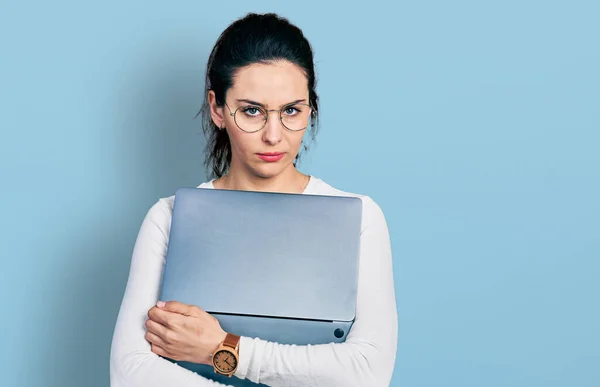 若いヒスパニック系の女性は コンピュータのラップトップの懐疑的かつ神経を使用して作業し 問題のために動揺を眉をひそめる 否定的な人 — ストック写真