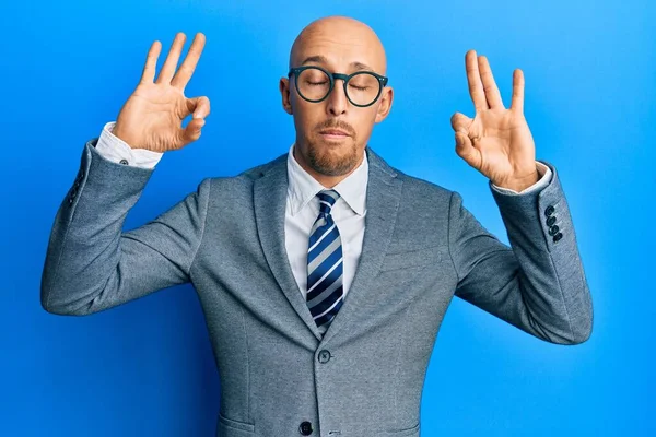 Homem Careca Com Barba Vestindo Jaqueta Negócios Óculos Relaxar Sorrir — Fotografia de Stock