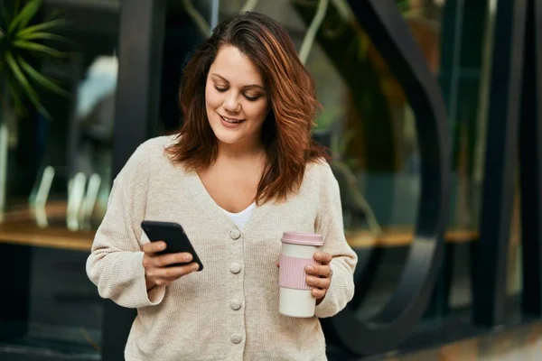 Joven Chica Irlandesa Tamaño Grande Usando Smartphone Bebiendo Café Ciudad — Foto de Stock