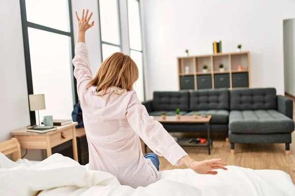 Mulher Loira Meia Idade Esticando Braços Acordando Cama Casa — Fotografia de Stock