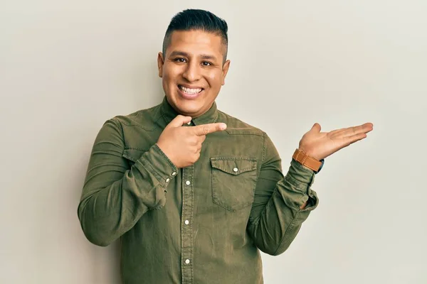 Joven Latino Vestido Con Ropa Casual Asombrado Sonriendo Cámara Mientras —  Fotos de Stock