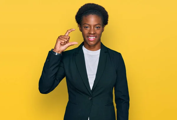 Jovem Afro Americana Vestindo Roupas Negócios Sorrindo Gestos Confiantes Com — Fotografia de Stock