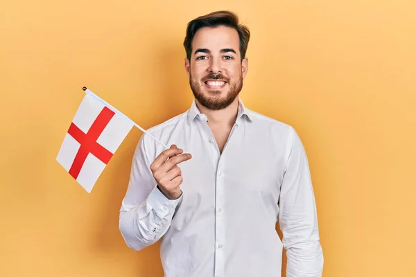 Fešák Běloch Vousy Drží Anglickou Vlajku Vypadá Pozitivně Šťastně Stojí — Stock fotografie