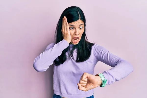 Giovane Donna Ispanica Indossa Abiti Casual Guardando Tempo Orologio Preoccupato — Foto Stock