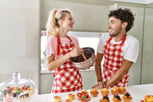 Young Couple Smiling Happy Cooking Sweets Kitchen — Stock Photo, Image