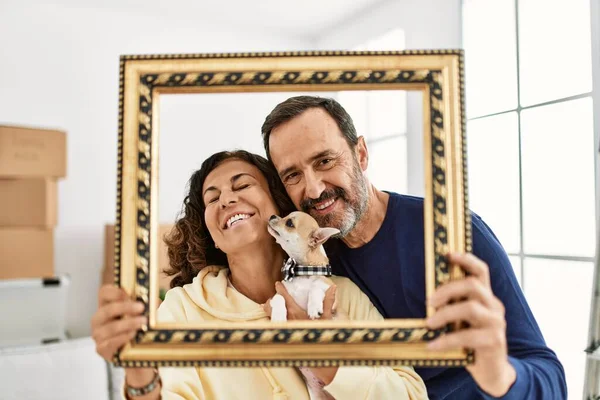 Střední Věk Hispánský Rodina Usměvavý Šťastný Držení Prázdný Rám Novém — Stock fotografie