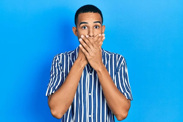 Joven Afroamericano Vestido Con Ropa Casual Sorprendió Cubriendo Boca Con — Foto de Stock