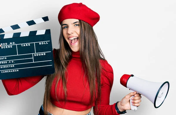 Młody Brunetka Nastolatek Trzyma Wideo Film Klapsa Megafon Uśmiechając Się — Zdjęcie stockowe