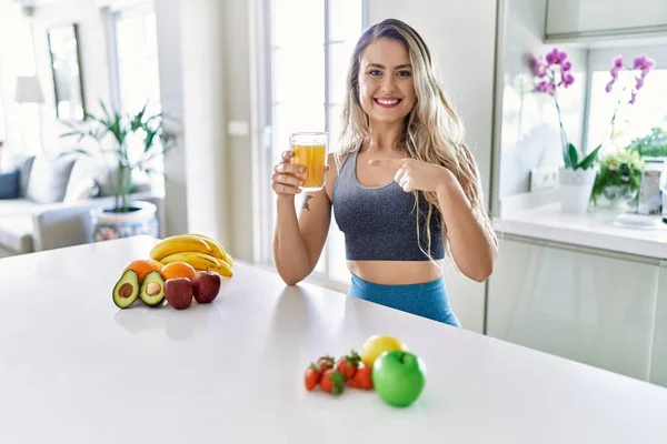 Junge Kaukasische Fitness Frau Sportbekleidung Trinkt Gesunden Orangensaft Lächelnd Glücklich — Stockfoto
