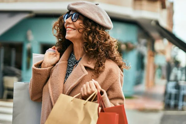 Mujer Hispana Mediana Edad Sonriendo Compras Felices Ciudad — Foto de Stock