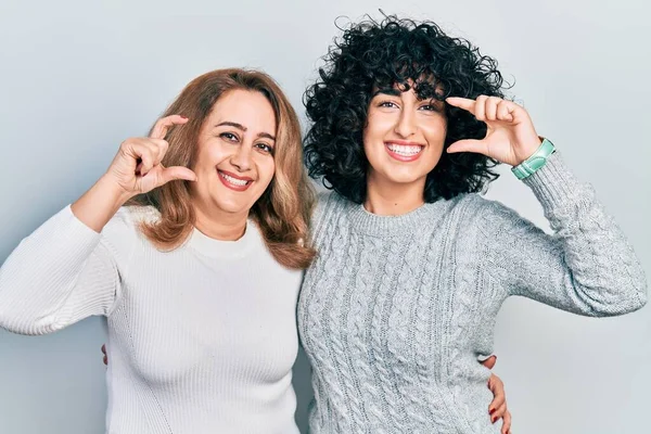 Mutter Und Tochter Nahen Osten Tragen Lässige Kleidung Lächeln Und — Stockfoto