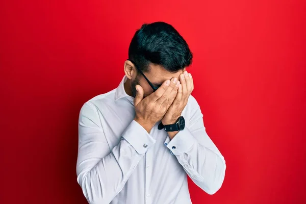 Der Junge Hispanische Geschäftsmann Trägt Hemd Und Brille Mit Traurigem — Stockfoto