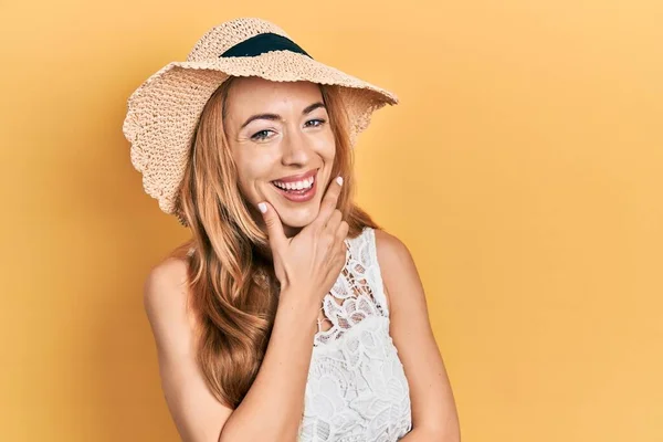 Yazlık Şapkalı Genç Beyaz Kadın Kameraya Kendinden Emin Bakıyor Kollarını — Stok fotoğraf